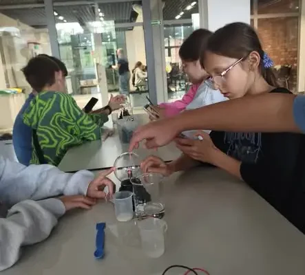 Klasy 5a i 5b z wizytą we Wrocławiu – warsztaty o energii i zwiedzanie Hydropolis