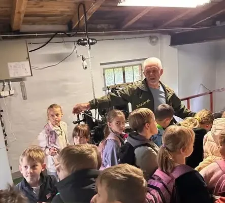 Uczniowie odkrywali tajniki młynarstwa i lepili pierogi w Starym Młynie
