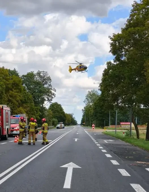 Wypadek na DK92 przed Mostkami – ląduje śmigłowiec LPR, droga zablokowana