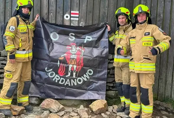 Strażacy z Jordanowa weszli na Śnieżkę, by wesprzeć zbiórki dla Łucji i Antosia