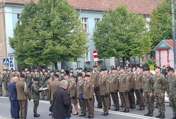 Mural na 30-lecie 17 Wielkopolskiej Brygady Zmechanizowanej odsłonięty w Zbąszynku