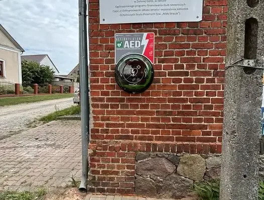 Defibrylator AED w kapsule na remizie OSP Rokitnica — dostępny dla mieszkańców