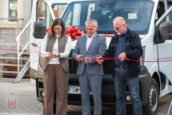 Nowy samochód brygadowy dla Stowarzyszenia „Pomost” – wsparcie dla 101 osób