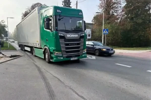 Utrudnienia na ul. Konarskiego w Świebodzinie – kolizja z udziałem hulajnogi i ciężarówek