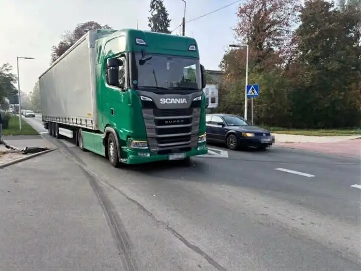 Utrudnienia na ul. Konarskiego w Świebodzinie – kolizja z udziałem hulajnogi i ciężarówek
