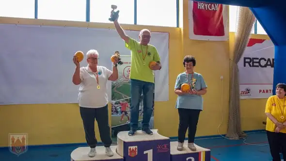 Seniorada w Świebodzinie: sportowe emocje i międzypokoleniowa rywalizacja