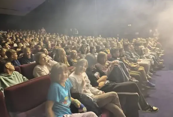Uczniowie ze Świebodzina w teatrze – klasy 1-3 i 4-8 na spektaklach