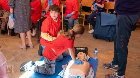 Świebodzin: uczniowie bili rekord w resuscytacji, szkoła dostała defibrylator