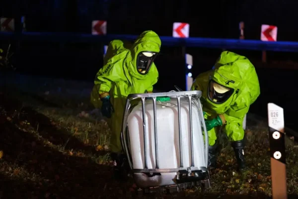 Plama substancji ropopochodnej na drodze w Radoszynie – interwencja OSP Skąpe